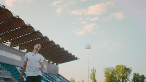 Futbolista-Profesional-En-Cámara-Lenta-Dirigiendo-El-Balón-En-Marcha-En-El-Estadio.-Jugador-De-Fútbol-Haciendo-Encabezado.-Jugador-De-Fútbol-Haciendo-Encabezado.